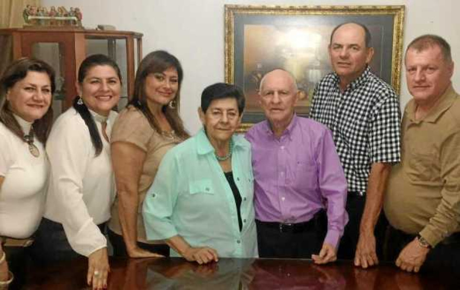 Luis Alfonso Duque Arias y Evangelina Sanz Santacoloma, celebraron sus Bodas de Chinchilla, unidos en el amor de Dios y acompañados de sus hijos (Gloria Stella, Econ, Luis Alfonso, María Victoria, Jaime Enrique y Martha Adriana), nietos (Paula Andrea, Ángela María, Daniela, Manuela, Juan José, Édgar Andrés, Daniel Duquemédico, Sofía, Juanita y Juan Manuel) y bisnietos (Sebastián, Mariana, Nicolás, Ana Sofía y Martina). Luis Alfonso Duque Arias y Evangelina Sanz Santacoloma, celebraron sus Bodas de Chinchilla, unidos en el amor de Dios y acompaña