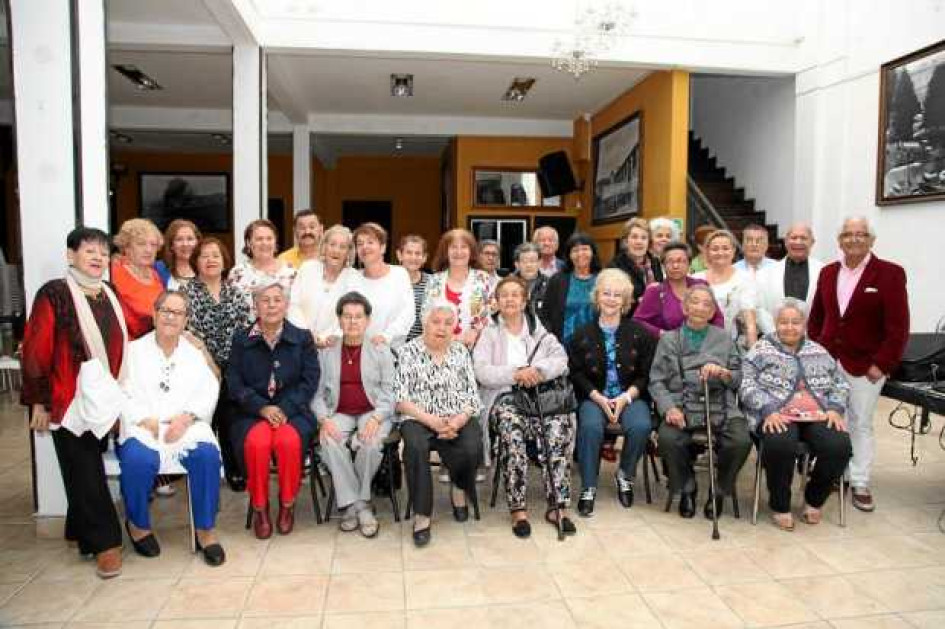 Grupo del personal jubilado tercera edad y asistentes al evento.