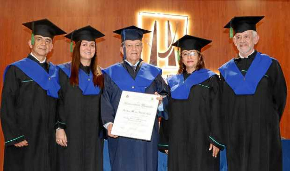 Duván Emilio Ramírez Ospina, rector; Yamilhet Andrade, vicerrectora; Héctor Mejía Aristizábal, doctor honoris causa en Administr Duván Emilio Ramírez Ospina, rector; Yamilhet Andrade, vicerrectora; Héctor Mejía Aristizábal, doctor honoris causa en Administr