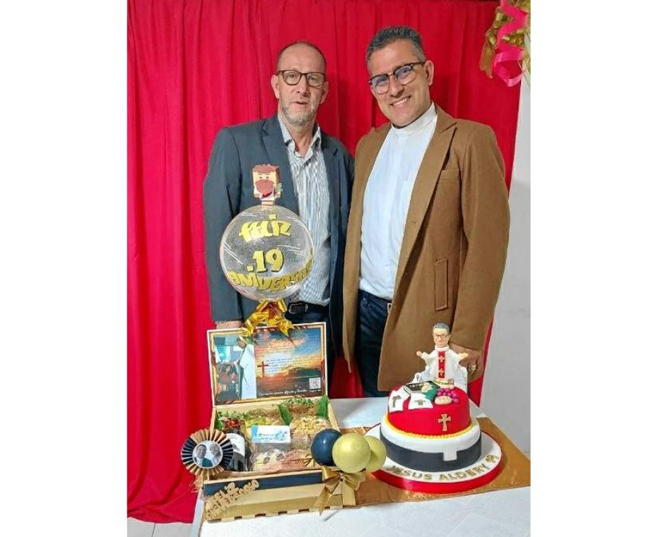 Foto | Archivo Particular | LA PATRIA    El Presbítero Jesús Aldery Franco López celebró los 19 Años de ordenación sacerdotal el pasado nueve de Agosto, por la ocasión los feligreses de la parroquia El Niño Jesús de Praga ofrecieron un homenaje musical y gastronómico. En la foto lo acompaña su tío Alfredo. Foto | Archivo Particular | LA PATRIA    El Presbítero Jesús Aldery Franco López celebró los 19 Años de ordenación sacerdotal el pasado nueve de Agosto, por la ocasión los feligreses de la parroquia El Niño Jesús de Praga ofrecieron un homenaje musical y gastronómico. En la foto lo acompaña su tío Alfredo.