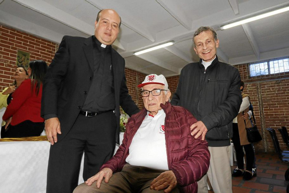 Presbítero Héctor Adrián Gaviria, Presbítero Diego Rivera Álvarez, fundador de la Institución y benefactor de la comunidad, y Presbítero Javier González, rector de la institución. Presbítero Héctor Adrián Gaviria, Presbítero Diego Rivera Álvarez, fundador de la Institución y benefactor de la comunidad, y Presbítero Javier González, rector de la institución.