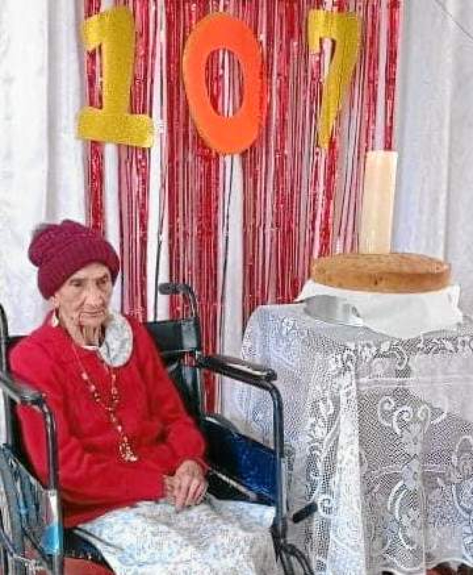 Foto | Diego Salgado | LA PATRIA Pastora Emilia Montoya Martínez es la persona más longeva de Aranzazu, más ahora que cumplió 107 años de vida, de los cuales la gran mayoría los lleva como residente del Hogar del Anciano Santa Catalina. La celebración estuvo a cargo de varios integrantes de la Sociedad de San Vicente de Paúl, entidad administradora del Hogar, y de los empleados de la institución que no dejaron pasar por alto esta fecha. Foto | Diego Salgado | LA PATRIA Pastora Emilia Montoya Martínez es la persona más longeva de Aranzazu, más ahora que cumplió 107 años de vida, de los cuales la gran mayoría los lleva como residente del Hogar del Anciano Santa Catalina. La celebración estuvo a cargo de varios integrantes de la Sociedad de San Vicente de Paúl, entidad administradora del Hogar, y de los empleados de la institución que no dejaron pasar por alto esta fecha.