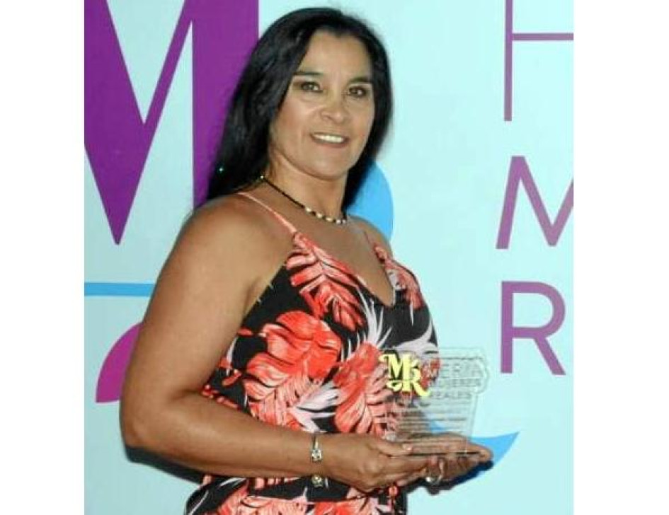 Fotos | José Fernando Tangarife | LA PATRIA   Luz Amparo Navarrete recibió un reconocimiento por su compromiso, dedicación y eficiencia con el que realiza su trabajo.