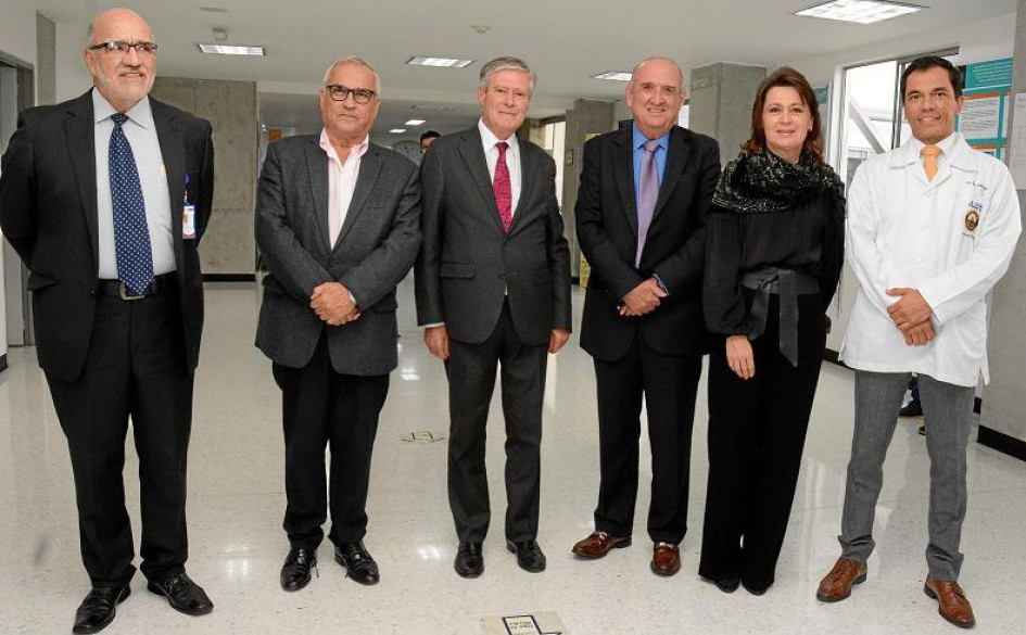 Óscar Jaramillo Robledo, director de Educación e Investigación del SES Hospital Universitario de Caldas; Darío Gómez Jaramillo, de la Cruz Roja - Seccional Caldas; Aurelio Calderón Marulanda y Richard Jaramillo Villegas, ambos de la junta directiva del SES; Ángela María Toro, gerente del SES; y Juan Felipe Valencia Ríos, director científico del SES.