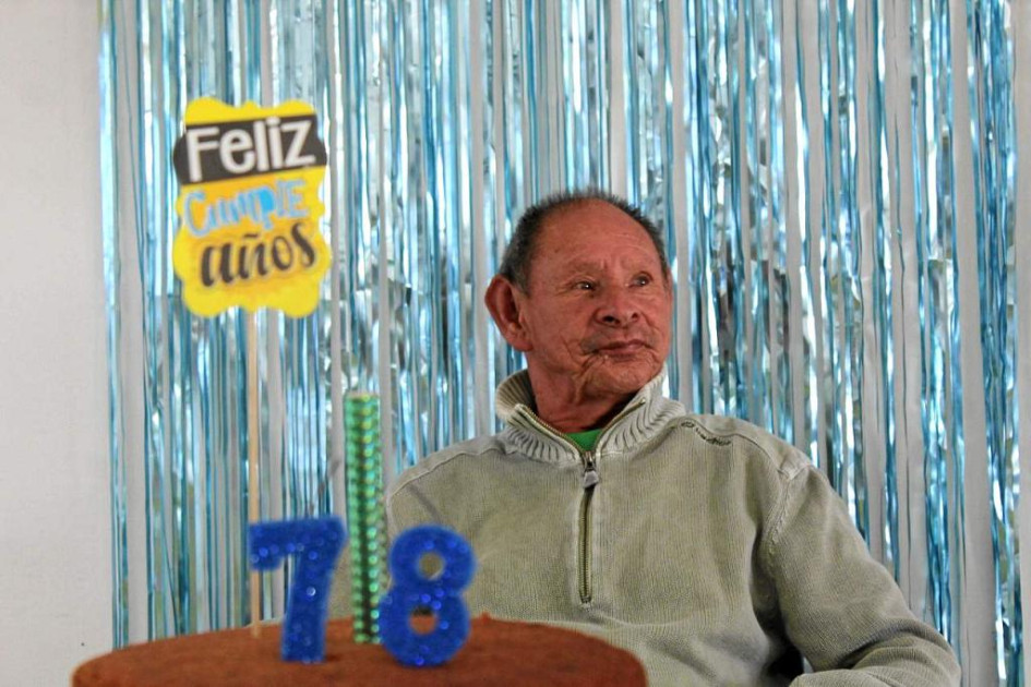Foto | Rubén Darío López | LA PATRIA En el Centro de Protección del Adulto Mayor San Vicente de Pensilvania le celebraron 78 años a Luis Mario Cardona Cardona, del corregimiento San Daniel. Es conocido en el municipio como Platanito y desde hace seis años vive en ese Centro, luego de ser habitante de calle por 10 años. “Luis Mario tuvo un cambio total en su calidad de vida. Ahora está bien aseado, bien presentado, tiene sus alimentos y una dormida digna. Además del afecto y cariño que recibe aquí, donde dice que se encuentra feliz” indicó la sicóloga Claudia Campuzano, una de sus cuidadoras. Foto | Rubén Darío López | LA PATRIA En el Centro de Protección del Adulto Mayor San Vicente de Pensilvania le celebraron 78 años a Luis Mario Cardona Cardona, del corregimiento San Daniel. Es conocido en el municipio como Platanito y desde hace seis años vive en ese Centro, luego de ser habitante de calle por 10 años. “Luis Mario tuvo un cambio total en su calidad de vida. Ahora está bien aseado, bien presentado, tiene sus alimentos y una dormida digna. Además del afecto y cariño que recibe aquí, donde dic