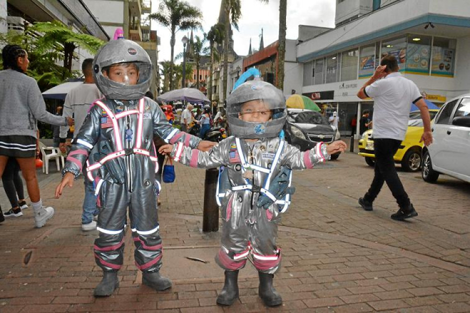 Los hermanos Esteban y Miguel Ángel Vargas fueron astronautas por un día. El disfraz lo elaboró su madre y parte de él fue con material reciclable, por ejemplo, los cascos. Los hermanos Esteban y Miguel Ángel Vargas fueron astronautas por un día. El disfraz lo elaboró su madre y parte de él fue con material reciclable, por ejemplo, los cascos.