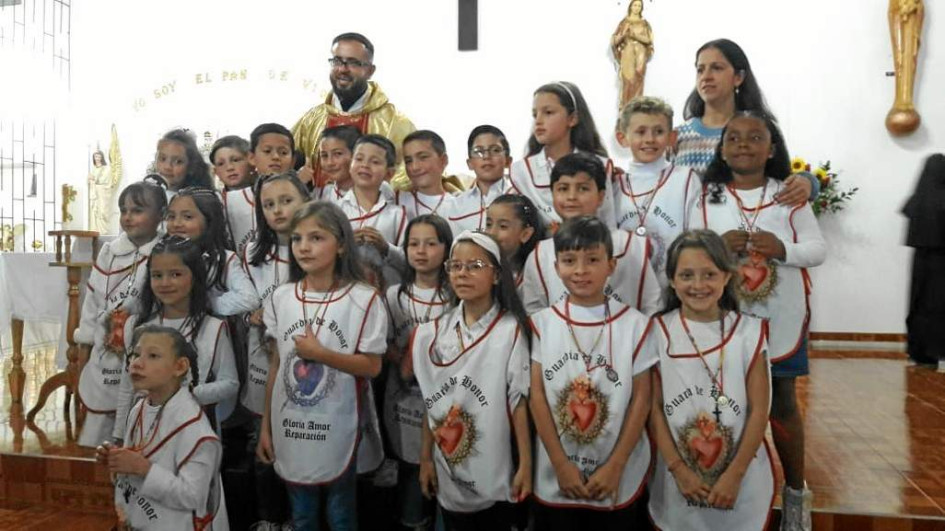 Foto | Rubén Darío López | LA PATRIA En un acto de fe católica y con el acompañamiento del sacerdote Nestor Iván López Marulanda, padres de familia, catequistas y monjas del Monasterio de la Visitación en Pensilvania, 52 niños y adultos fueron consagrados al Sagrado Corazón de Jesús como parte de las actividades de la Parroquia Nuestra Señora de Los Dolores a cargo del párroco José Libardo Flórez Cortés. Foto | Rubén Darío López | LA PATRIA En un acto de fe católica y con el acompañamiento del sacerdote Nestor Iván López Marulanda, padres de familia, catequistas y monjas del Monasterio de la Visitación en Pensilvania, 52 niños y adultos fueron consagrados al Sagrado Corazón de Jesús como parte de las actividades de la Parroquia Nuestra Señora de Los Dolores a cargo del párroco José Libardo Flórez Cortés.