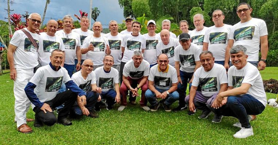 En la finca Portal de la Colina se reunieron bachilleres del Instituto Universitario, de la promoción de 1972, para celebrar los 50 años de egresados. De pie: Alonso Rodríguez, Carlos Bedoya, Absalón Otálvaro, Hernando García, Rubén Muñoz, Alberto Muñoz, Julio Silva, Jairo Gallego, Alberto Hernández, Luis Cárdenas, Ignacio Correa, Julio Noreña, Jairo Salazar y Jairo Osorio. Abajo: Tiberio Sepúlveda, Héctor Cuesta, Jorge Londoño, Raúl Hernández, Jorge Echeverry, César Rico y el profesor Henry Valencia. En la finca Portal de la Colina se reunieron bachilleres del Instituto Universitario, de la promoción de 1972, para celebrar los 50 años de egresados. De pie: Alonso Rodríguez, Carlos Bedoya, Absalón Otálvaro, Hernando García, Rubén Muñoz, Alberto Muñoz, Julio Silva, Jairo Gallego, Alberto Hernández, Luis Cárdenas, Ignacio Correa, Julio Noreña, Jairo Salazar y Jairo Osorio. Abajo: Tiberio Sepúlveda, Héctor Cuesta, Jorge Londoño, Raúl Hernández, Jorge Echeverry, César Rico y el profesor Henry Valencia.