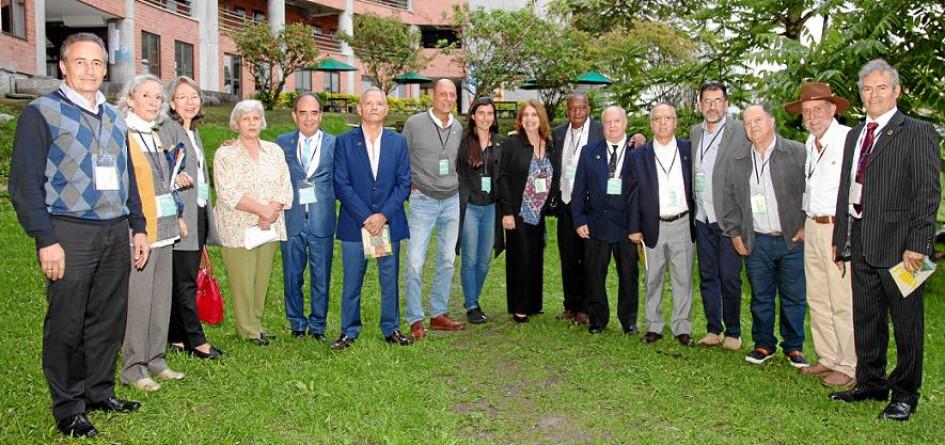 Homenaje 40 años: Mauricio Llano, Martha Lucía Salazar. Liliana Valencia, María Cristina Cardona, César Augusto Jiménez, Luis Guillermo Jaramillo, Carlos Alberto Ortiz, Carolina Trujillo, Ana Isabel Álvarez, Celinno Romaña, Héctor Felipe Gutiérrez, Alfonso Díaz, Carlos Eduardo Ortiz, Fernando Ramírez, Ramón Antonio Zapata y Gonzalo Augusto.