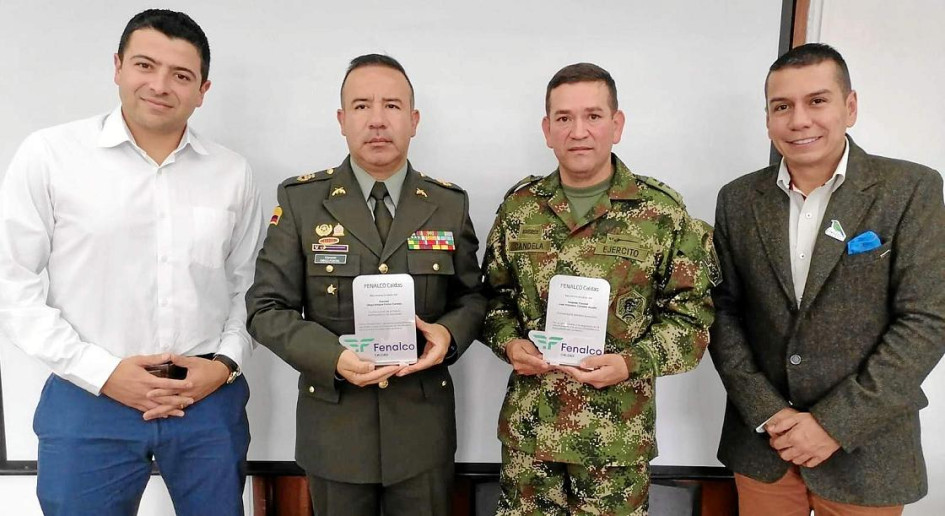 Foto | Fenalco | LA PATRIA La Junta Directiva de Fenalco Caldas entregó reconocimientos especiales a la Policía Metropolitana de Manizales y al comandante del Batallón Ayacucho por su aporte a la seguridad del comercio en la ciudad y la región. En la imagen: Sebastián Díaz, presidente de la Junta Directiva de Fenalco Caldas; Coronel Diego Enrique Fontal Cornejo, comandante de la Policía Metropolitana de Manizales; teniente coronel José Francisco Candela Acosta, comandante Batallón Ayacucho, y Juan José Silva, director ejecutivo de Fenalco Caldas. Foto | Fenalco | LA PATRIA La Junta Directiva de Fenalco Caldas entregó reconocimientos especiales a la Policía Metropolitana de Manizales y al comandante del Batallón Ayacucho por su aporte a la seguridad del comercio en la ciudad y la región. En la imagen: Sebastián Díaz, presidente de la Junta Directiva de Fenalco Caldas; Coronel Diego Enrique Fontal Cornejo, comandante de la Policía Metropolitana de Manizales; teniente coronel José Francisco Candela Acosta, comandante Batallón Ayacucho, y Juan José Silv