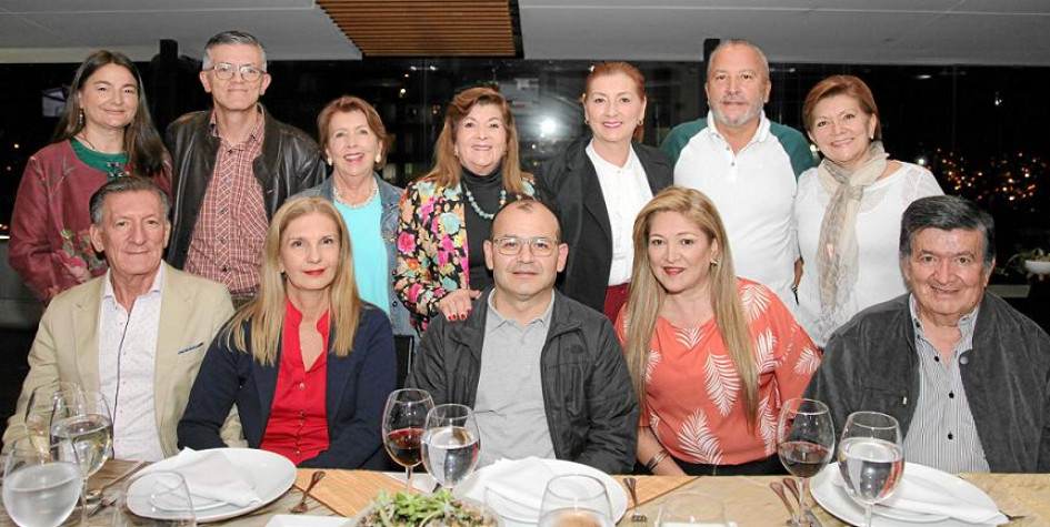 Fotos | Argemiro Idárraga | LA PATRIA José Gustavo Gómez Valencia, Gloria Patricia Hurtado Giraldo, presbítero Jairo Díaz Rodríguez, Luz Estella Giraldo Agudelo, Diego Hernán Gómez Valencia. Atrás: Gloria Matilde Gil Duque, Jorge William Gómez Valencia, Rosa Adela Gómez Valencia, Heroína Gómez Valencia, Luz Estella Gómez Valencia, Carlos Mario Flórez y Gloria Consuelo Gómez Valencia.