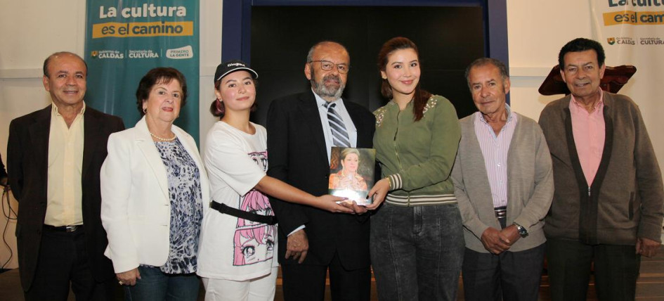 El autor de libro Jesús David Ospina, Ella y yo; José Elí Ospina, Nilsa Idárraga Idárraga, Luisa María Ospina, Jesús David Ospina, Elizabeth Ospina, José Efraín Ospina, y José Ricaurte Ospina.