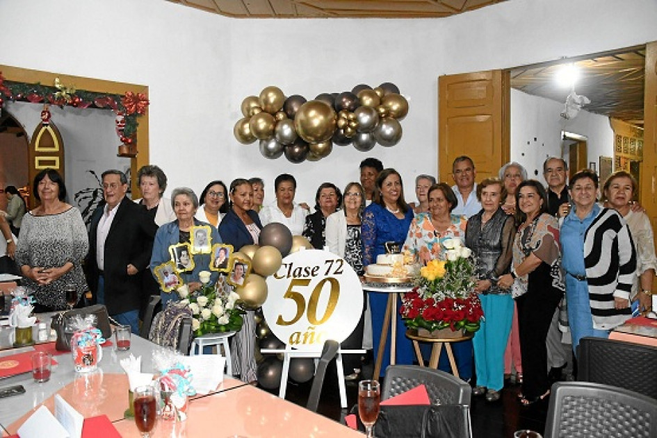 Foto | Albeiro Rudas | LA PATRIA Carmen Andrei Gutiérrez reunió a sus compañeros de la promocion de 1972 de la Normal Rebeca Sierra de Anserma después de 50 años de haber recibido el título de bachilleres. Hicieron un acto especial en el que de manera simbólica recibieron el certificado de bachilleres, participaron de una eucaristía, ofrecieron oraciones por cinco de ellos fallecidos y por último disfrutaron de una comida. Foto | Albeiro Rudas | LA PATRIA Carmen Andrei Gutiérrez reunió a sus compañeros de la promocion de 1972 de la Normal Rebeca Sierra de Anserma después de 50 años de haber recibido el título de bachilleres. Hicieron un acto especial en el que de manera simbólica recibieron el certificado de bachilleres, participaron de una eucaristía, ofrecieron oraciones por cinco de ellos fallecidos y por último disfrutaron de una comida.