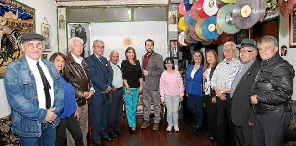 Foto | Argemiro Idárraga | LA PATRIA En la residencia de Javier Márquez se ofreció una despedida, con la presencia de varios artistas, al cantante argentino Dante Alexandro (primero a la izquierda). Con él estuvieron Rodolfo Bustamante, Héctor Javier Ramírez, Jairo Castro Eusse, Javier Márquez, Dante Alexandro, Octavio Zapata Ospina, Esperanza Martínez, Sara Vargas, Amparo Cardona, Gloria Patricia Chica, Jaime Alberto Ospina, Luz Clemencia Castro Buitrago y William Lepineux. Foto | Argemiro Idárraga | LA PATRIA En la residencia de Javier Márquez se ofreció una despedida, con la presencia de varios artistas, al cantante argentino Dante Alexandro (primero a la izquierda). Con él estuvieron Rodolfo Bustamante, Héctor Javier Ramírez, Jairo Castro Eusse, Javier Márquez, Dante Alexandro, Octavio Zapata Ospina, Esperanza Martínez, Sara Vargas, Amparo Cardona, Gloria Patricia Chica, Jaime Alberto Ospina, Luz Clemencia Castro Buitrago y William Lepineux.