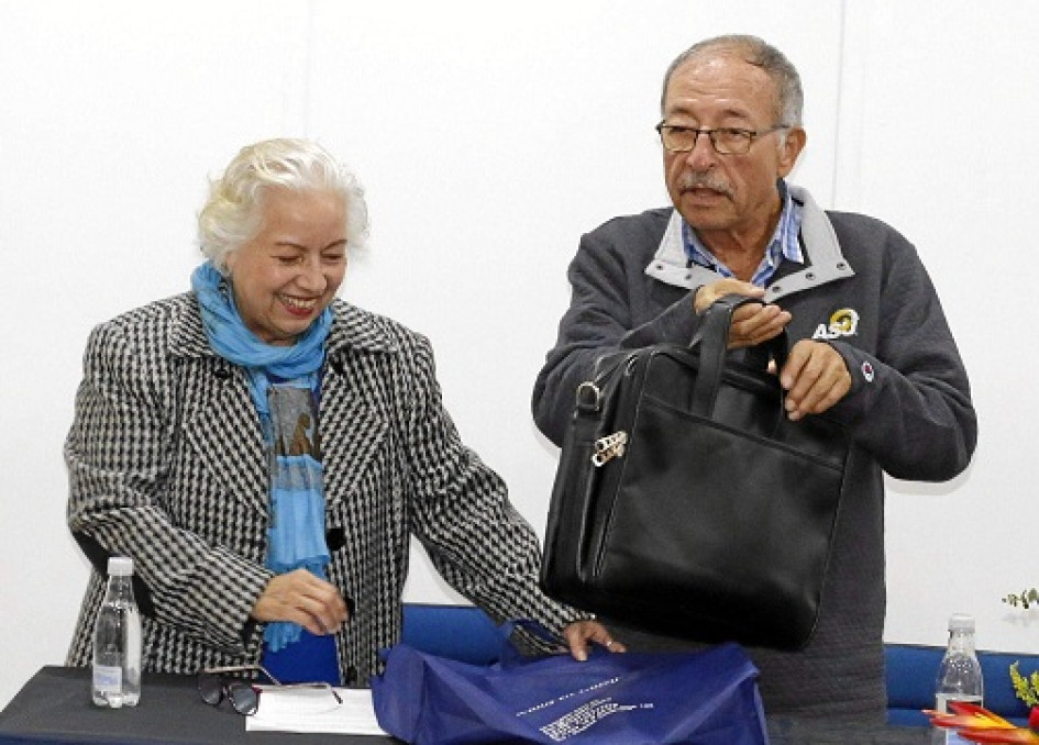 Ligia Acevedo entrega el reconocimiento a Jorge Eliécer Zapata Bonilla.