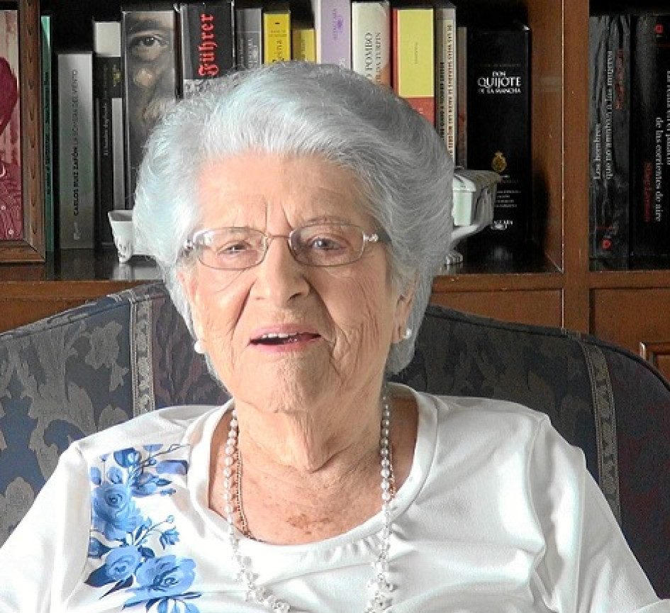 Foto| Carlos Mario Ríos | LAPATRIA Falleció Estela Jaramillo de Sáenz fundadora del hoy asilo San Vicente de Paul de Aguadas. Fue una mujer de particular condición que rebasó todos los títulos posibles, cuyo sentido de vida fue siempre, la caridad y el amor a los más necesitados. Su sensibilidad social y humana, no tuvieron límites al fundar junto con su esposo el doctor Félix Sáenz García (Fallecido), el Centro de Bienestar del Adulto Mayor San Vicente de Paul. Además al trasladarse a vivir en Medellin, fundó el Costurero la Milagrosa; donde con otras damas, cosían ropa para los más pobres, fuera de ello en Navidad, enviaba para su tierra natal, un camión cargado de regalos. Por todos estos motivos fue condecorada por la Sociedad de Mejoras Públicas de Aguadas en el marco de sus 100 años de Fundación. Esta gran mujer murió el pasado 18 de enero. Paz en su tumba y sus virtudes servirán como ejemplo para las futuras generaciones. Foto| Carlos Mario Ríos | LAPATRIA Falleció Estela Jaramillo de Sáenz fundadora del hoy asilo San Vicente de Paul de Aguadas. Fue una mujer de particular condición que rebasó todos los títulos posibles, cuyo sentido de vida fue siempre, la caridad y el amor a los más necesitados. Su sensibilidad social y humana, no tuvieron límites al fundar junto con su esposo el doctor Félix Sáenz García (Fallecido), el Centro de Bienestar del Adulto Mayor San Vicente de Paul. Además al trasladarse a vivir en Medel