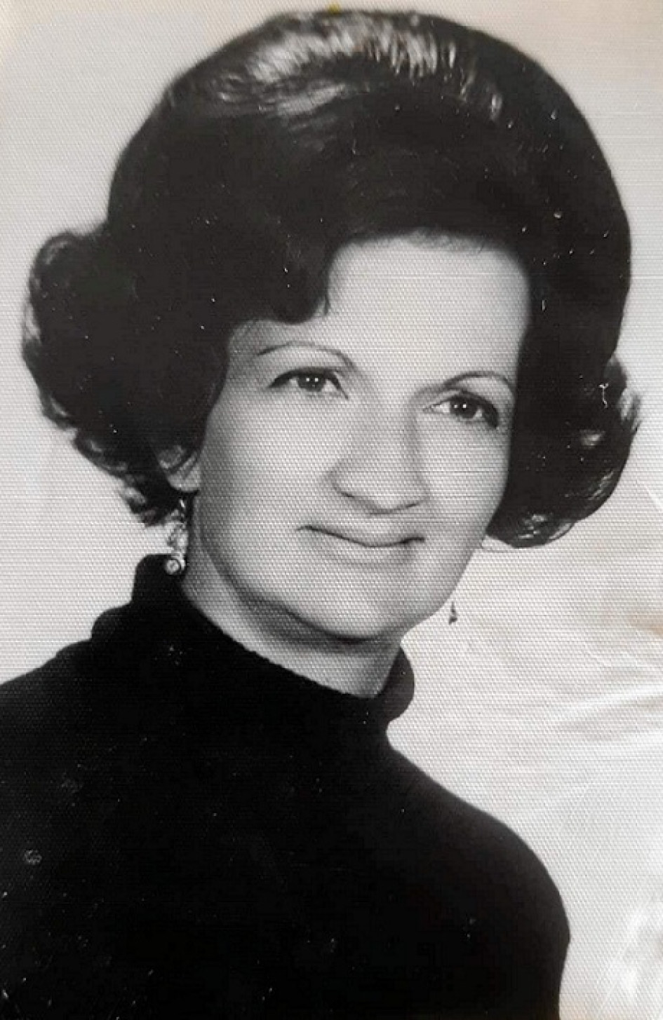 Raquel Lucía Aristizábal de Duque falleció a los 94 años. Señora destacada en Manzanares, militó en el partido Conservador. Fue Diputada, Concejal, cofundadora con Oscar Gaviria y Melba Zuluaga de la Casa de la Cultura y con la Señoras Melba y Clara Elena Ramírez del asilo Santa Ana. Trabajó también en Cajanal. El exalcalde de Manzanares, Antonio Ramírez, comentó sobre doña Lucía que era una gran señora, lidereza, de grandes cualidades humanas, que supo superar las dificultades familiares. Participó activamente en los distintos eventos en favor de su municipio. Nos deja muchas enseñanzas y recuerdos, pasará a la historia como una de las mujeres más sobresalientes y brillantes de nuestro municipio. "En el pasado libré con ella muchas batallas políticas. Paz en su tumba y un saludo de condolencia a su apreciada y distinguida familia. Le llevaremos en el corazón. Raquel Lucía Aristizábal de Duque falleció a los 94 años. Señora destacada en Manzanares, militó en el partido Conservador. Fue Diputada, Concejal, cofundadora con Oscar Gaviria y Melba Zuluaga de la Casa de la Cultura y con la Señoras Melba y Clara Elena Ramírez del asilo Santa Ana. Trabajó también en Cajanal. El exalcalde de Manzanares, Antonio Ramírez, comentó sobre doña Lucía que era una gran señora, lidereza, de grandes cualidades humanas, que supo superar las dificultades familiares. Participó activam