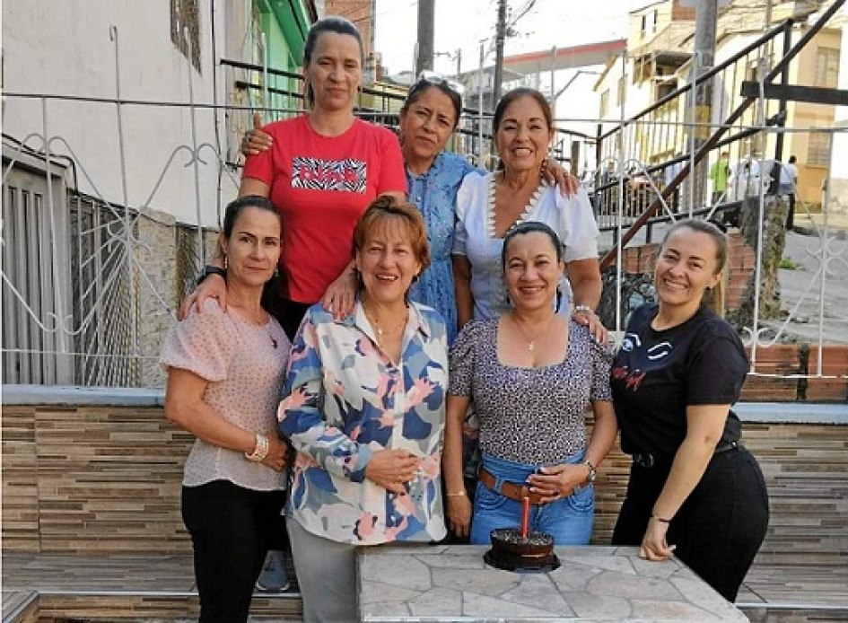 Foto | Archivo Particular | LA PATRIA    A Olga Giraldo sus amigas le celebraron el cumpleaños. La acompañan en la imagen, arriba, Nubia Giraldo, María Elena Giraldo y Beatriz Forero. Abajo, Elvira Giraldo, Nelly Valencia, la homenajeada y Claudia Muñoz.