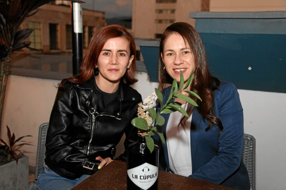 Foto | Argemiro Idárraga | LA PATRIA En la teraza La Cúpula se reunieron Yessika López y Erika Londoño.
