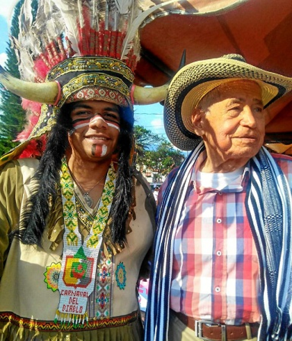 Foto | Leonidas Guerrero | LA PATRIA El nieto del Indio Comanche, José Manuel Correa y Darío Trejos "El Buque" recibieron un homenaje de parte del colectivo carnavalero Matachinocracia. Darío Trejos, sigue promocionando, defendiendo la tradición cultural y la literatura carnavalera. La actividad se hizo en el atrio del templo de La Candelaria.