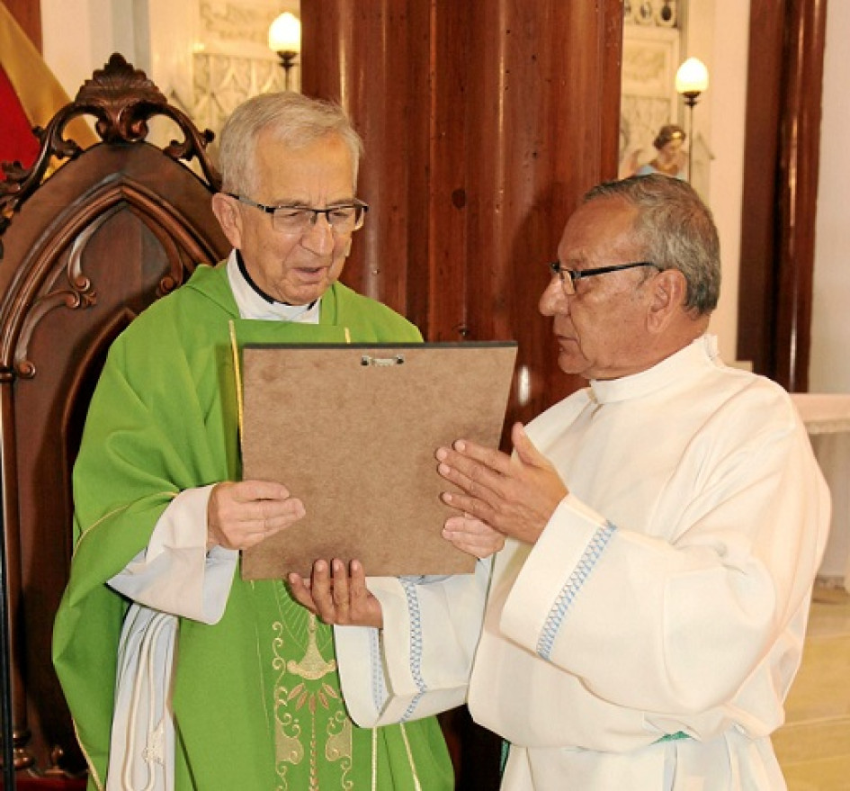 Fotos | Argemiro Idárrga | LA PATRIA     Gustavo Betancourth a nombre del Colegio Nacional de Periodistas, entrega una placa en homenaje al padre Efrain Castaño.