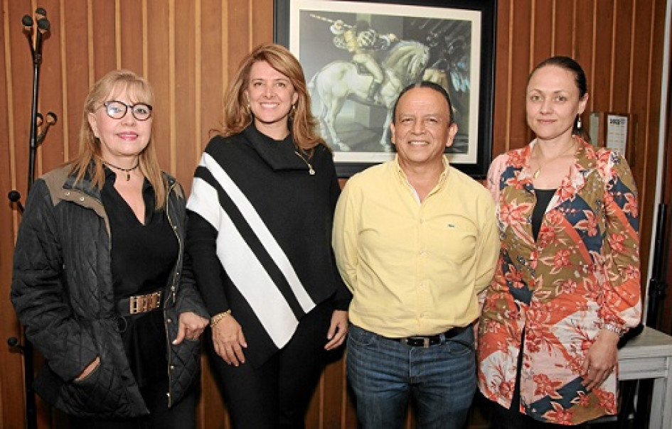 Foto | Argemiro Idárraga | LA PATRIA La representante a la Cámara Juana Carolina Londoño compartió en el Café Cultural Teatro Los Fundadores un algo con Fanery Libreros, Carlos Humberto Velásquez y María Fernanda Gómez Díaz.