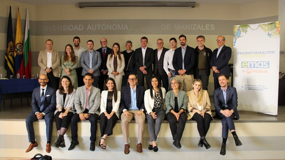 El alcalde de Manizales, Carlos Mario Marín, junto con el grupo asistente al evento. El alcalde de Manizales, Carlos Mario Marín, junto con el grupo asistente al evento.