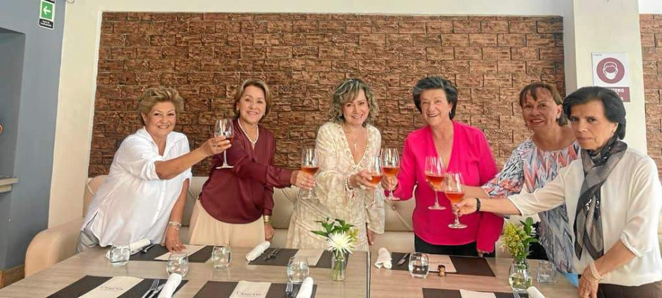 Foto | Lector | LA PATRIA Beatriz Mejía Serna, docente de la facultad de derecho de la Universidad de Manizales y pensionada del ICBF, fue nombrada Conjuez del Tribunal Superior de Manizales. Sus amigas se reunieron para celebrar. En la imagen: Luz Helena Herrera, Gloria Orozco, Beatriz Mejía, Francia Helena López, Sara Trejos y María Eugenia Arango. Foto | Lector | LA PATRIA Beatriz Mejía Serna, docente de la facultad de derecho de la Universidad de Manizales y pensionada del ICBF, fue nombrada Conjuez del Tribunal Superior de Manizales. Sus amigas se reunieron para celebrar. En la imagen: Luz Helena Herrera, Gloria Orozco, Beatriz Mejía, Francia Helena López, Sara Trejos y María Eugenia Arango.