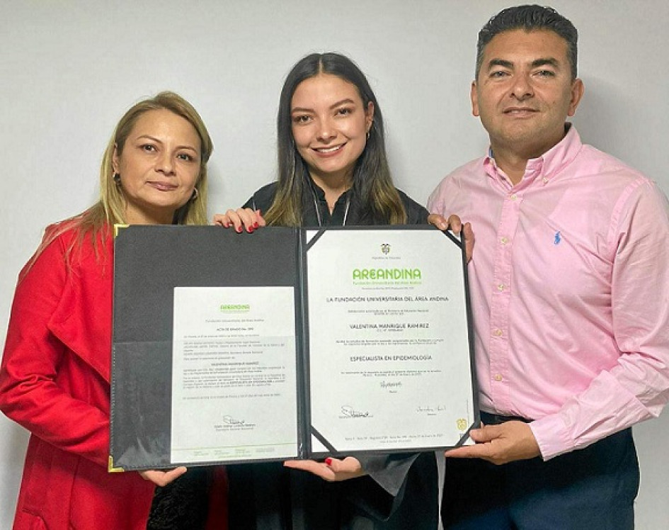 Valentina Manrique Ramírez, enfermera jefe, obtuvo su especialización en Epidemiología, otorgada por la Fundación Universitaria del Área Andina. Celebró el logro con sus padres Eduardo Andrés Manrique y Claudia Yaneth Ramírez Gallo.