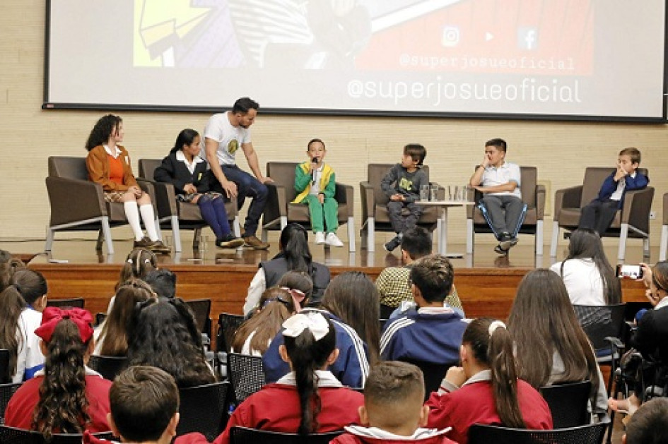 Fotos | Darío Augusto Cardona S | LA PATRIA Josué Arias Calderón es Superjosué, niño influencer de la Organización Ambiental Cumbre, quien estuvo en el foro debatiendo con otros de su edad sobre el Cambio Climático.