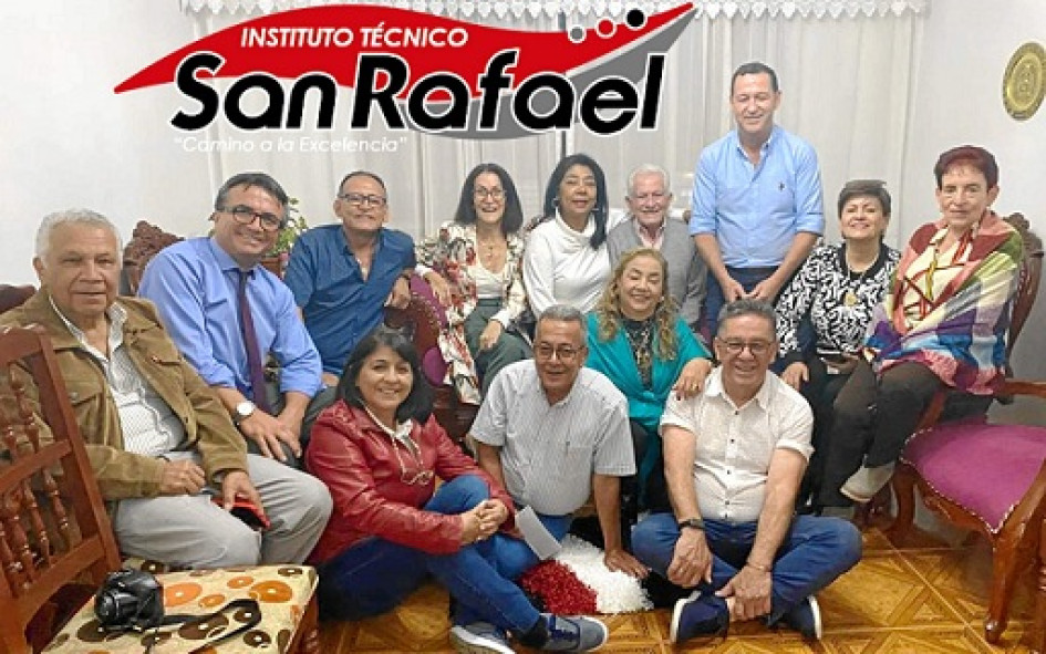 Foto | Lector | LA PATRIA El Instituto Técnico San Rafael funcionó como colegio semioficial hasta el año 2006. A todos los docentes oficiales los reubicaron en diferentes instituciones educativas y el colegio se convirtió en Institución de carácter privado. Después de 17 años, los docentes que una vez lloraron al tener que dejar atrás el lugar donde laboraron por muchos años, se reencuentran porque “Ni el tiempo ni la distancia podrá separarnos”. En la imagen: Carlos Rangel, Juan Carlos Yepes, César Márquez, Damaris Marín, Fabiola Sánchez, Hernán Gómez, Antonio González, Lucila Pulgarín, Rosita Rivera, secretaria, Luz Amparo Moreno, Alfonso Valencia, Fadel González. Foto | Lector | LA PATRIA El Instituto Técnico San Rafael funcionó como colegio semioficial hasta el año 2006. A todos los docentes oficiales los reubicaron en diferentes instituciones educativas y el colegio se convirtió en Institución de carácter privado. Después de 17 años, los docentes que una vez lloraron al tener que dejar atrás el lugar donde laboraron por muchos años, se reencuentran porque “Ni el tiempo ni la distancia podrá separarnos”. En la imagen: Carlos Rangel, Juan Carlos Yepes, César Márquez