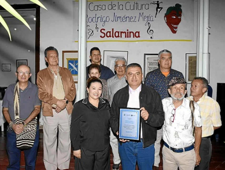 En la foto: Carlos Arturo Gómez Naranjo, Poeta; Aldemar Cardona Sánchez, Poeta; Germán Correa Campuzano, Profesor de danzas de la Casa de la Cultura; Ismanda Naranjo Escobar, Poetisa; Uriel Quintero Suárez, Poeta; Carlos Alberto Gómez Gómez, Poeta, Sthephanie Marín Muñoz, Directora Casa de la Cultura, Fabián Andrés Correa Giraldo, Poeta; Esmaragdo Bernal Victoria, Poeta y José Camilo Bernal Victoria, Gestor cultural. En la foto: Carlos Arturo Gómez Naranjo, Poeta; Aldemar Cardona Sánchez, Poeta; Germán Correa Campuzano, Profesor de danzas de la Casa de la Cultura; Ismanda Naranjo Escobar, Poetisa; Uriel Quintero Suárez, Poeta; Carlos Alberto Gómez Gómez, Poeta, Sthephanie Marín Muñoz, Directora Casa de la Cultura, Fabián Andrés Correa Giraldo, Poeta; Esmaragdo Bernal Victoria, Poeta y José Camilo Bernal Victoria, Gestor cultural.
