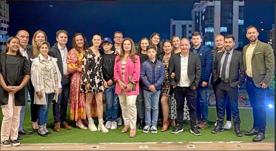 Jénnifer Aguirre Piedrahíta, Gonzalo Valencia, Diana Cristina Jaramillo (Eureka), Beatriz Giraldo Giraldo, Luis Fernando Gómez Montoya, María Angélica Castaño Castaño, Valentina Gómez Castaño, Juan Martín Gómez Castaño, Camilo Andrés Barco Murillo, Luisa Fernanda Hincapié Ángel (Red Inmobiliaria), Gloria Gómez Montoya, Juan José López Gómez, Juliana Herrera Giraldo, Claudia Marcela Agudelo Moscoso, Jhon Fredy Álvarez Castaño, Valentina Echeverry Giraldo, Fausto Fernando López Aristizábal, Iván Alberto Castaño, Ricardo Alberto Erazo Erazo y Jorge Luis Gómez Ospina. Jénnifer Aguirre Piedrahíta, Gonzalo Valencia, Diana Cristina Jaramillo (Eureka), Beatriz Giraldo Giraldo, Luis Fernando Gómez Montoya, María Angélica Castaño Castaño, Valentina Gómez Castaño, Juan Martín Gómez Castaño, Camilo Andrés Barco Murillo, Luisa Fernanda Hincapié Ángel (Red Inmobiliaria), Gloria Gómez Montoya, Juan José López Gómez, Juliana Herrera Giraldo, Claudia Marcela Agudelo Moscoso, Jhon Fredy Álvarez Castaño, Valentina Echeverry Giraldo, Fausto Fernando López Aristizábal, Iván Alberto Casta