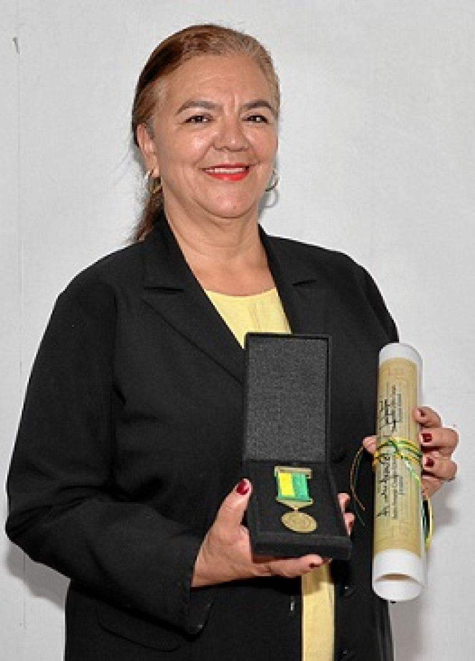 La Asamblea Departamental de Caldas otorgó a la salamineña María Alfenesis López la medalla Honor al Mérito, que se concede a las personas e instituciones más ilustres y ejemplares del departamento y la nación en reconocimiento a su altruismo, obra, trayectoria y labor destacada. Ella coordina la Red de Mujeres Emprendedoras de este municipio desde hace tres años e impacta positivamente la vida de las mujeres cabeza de familia, emprendedoras y afectadas por el Conflicto Armado. Hace 16 años es pastora de la Comunidad de Fe y representante del Comité de Libertad Religiosa de esta localidad. La medalla fue impuesta por la diputada del partido Mira, María Isabel Gaviria, quien dijo: “Este premio es de todas las mujeres que me han acompañado en este proceso y que han permanecido unidas construyendo este sueño”. La Asamblea Departamental de Caldas otorgó a la salamineña María Alfenesis López la medalla Honor al Mérito, que se concede a las personas e instituciones más ilustres y ejemplares del departamento y la nación en reconocimiento a su altruismo, obra, trayectoria y labor destacada. Ella coordina la Red de Mujeres Emprendedoras de este municipio desde hace tres años e impacta positivamente la vida de las mujeres cabeza de familia, emprendedoras y afectadas por el Conflicto Armado. Hace 16 años es pastora de la
