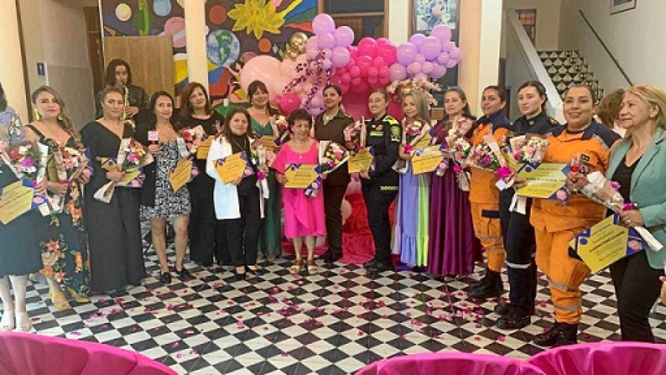 LA PATRIA | Manizales Sandra Milena Escobar, fundadora de Mujeres gestoras de oportunidades, una red de emprendedoras de Anserma, que busca trabajar por el empoderamiento, la visibilización y la apertura de oportunidades para las mujeres de este municipio y de zonas aledañas, organizó la noche de reconocimiento a Mujeres que inspiran, en donde se premiaron 17 damas por su trayectoria, valentía, proyección y aporte al desarrollo del territorio. El acto especial se realizó en el auditorio de la Biblioteca Pública Municipal, con asistencia del alcalde, Alejandro Londoño, las mujeres que recibieron el reconocimiento y sus familias. Durante la ceremonia se destacaron las cualidades de las mujeres emprendedoras, educadoras, aquellas que fomentan la cultura y quienes han dedicado su vida a una profesión de servicio a la comunidad. Esta red espera organizar este evento cada año y premiar así la labor de la mujer ansermeña. El alcalde destacó la importancia de la ceremonia y en su intervención la hoja de vida de va LA PATRIA | Manizales Sandra Milena Escobar, fundadora de Mujeres gestoras de oportunidades, una red de emprendedoras de Anserma, que busca trabajar por el empoderamiento, la visibilización y la apertura de oportunidades para las mujeres de este municipio y de zonas aledañas, organizó la noche de reconocimiento a Mujeres que inspiran, en donde se premiaron 17 damas por su trayectoria, valentía, proyección y aporte al desarrollo del territorio. El acto especial se realizó en el auditorio de la Biblioteca Pú