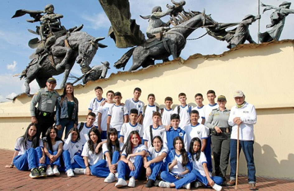 Foto | Argemiro Idárraga | LA PATRIA Carlos Alberto Herrera, subintendente de la Policía de Turismo; Yennifer Cardona; Cristian Caviedes, patrullero; Blanca Edith Rodriguez, de la Institución Educativa Malhabar y Grupo Juvenil Guardianes del Turismo y Patrimonio Nacional, visitaron el monumento a Los Colonizadores. Foto | Argemiro Idárraga | LA PATRIA Carlos Alberto Herrera, subintendente de la Policía de Turismo; Yennifer Cardona; Cristian Caviedes, patrullero; Blanca Edith Rodriguez, de la Institución Educativa Malhabar y Grupo Juvenil Guardianes del Turismo y Patrimonio Nacional, visitaron el monumento a Los Colonizadores.