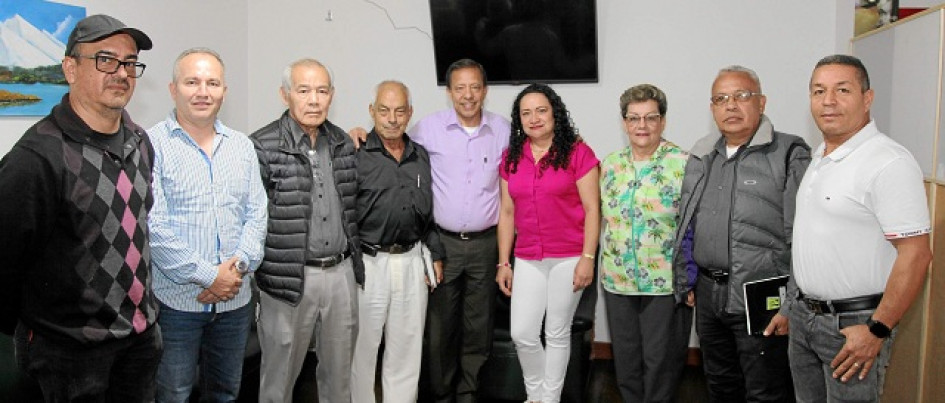 Foto | Argemiro Idárraga | LA PATRIA Leonardo César Hurtado Arias, presidente saliente de la Asociación de Policías Retirados y Pensionados; Carlos Arturo Correa, nuevo presidente; Jorge Arturo Betancur Martínez, vocal; José Dimas Velázquez, tesorero; José Hernán Patiño Gómez, vocal; Diana Lucía Colorado Giraldo, secretaria Asporcal; Luz Marina Bermúdez Salazar, vocal; Luis Carlos Valencia Palacio, fiscal; y Albeiro Gutiérrez Pimienta, vicepresidente. Integrantes de la nueva Junta Directiva de Asporcal para el periodo 2023-2025. Foto | Argemiro Idárraga | LA PATRIA Leonardo César Hurtado Arias, presidente saliente de la Asociación de Policías Retirados y Pensionados; Carlos Arturo Correa, nuevo presidente; Jorge Arturo Betancur Martínez, vocal; José Dimas Velázquez, tesorero; José Hernán Patiño Gómez, vocal; Diana Lucía Colorado Giraldo, secretaria Asporcal; Luz Marina Bermúdez Salazar, vocal; Luis Carlos Valencia Palacio, fiscal; y Albeiro Gutiérrez Pimienta, vicepresidente. Integrantes de la nueva Junta Directiva de Asporcal para