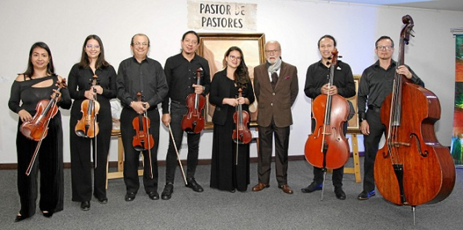 Orquesta de Cámara de Caldas con su director, Humberto Gallego. Orquesta de Cámara de Caldas con su director, Humberto Gallego.