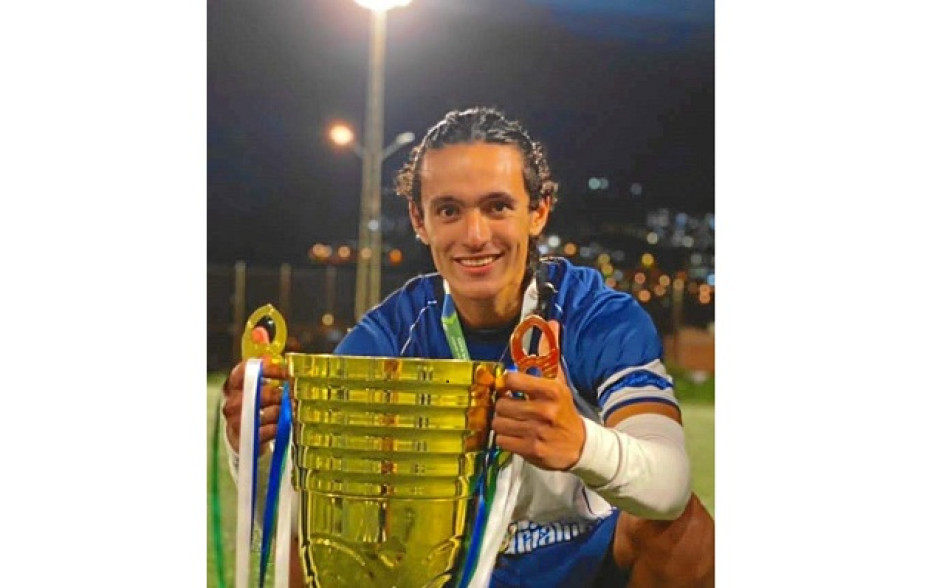 A Santiago Soto López sus amigos y familiares lo recuerdan como un joven apasionado por el fútbol, el deporte que amó. Falleció el pasado miércoles a la edad de 23 años. Se desctacó en clubes manizaleños como Formadores y la Universidad de Manizales. Estaba disputando el torneo de Reyes Magos con el equipo Ideas Constructivas-La Fiera Gutiérrez. El pasado domingo, antes de la final del torneo, se le realizó un homeja póstumo. A Santiago Soto López sus amigos y familiares lo recuerdan como un joven apasionado por el fútbol, el deporte que amó. Falleció el pasado miércoles a la edad de 23 años. Se desctacó en clubes manizaleños como Formadores y la Universidad de Manizales. Estaba disputando el torneo de Reyes Magos con el equipo Ideas Constructivas-La Fiera Gutiérrez. El pasado domingo, antes de la final del torneo, se le realizó un homeja póstumo.
