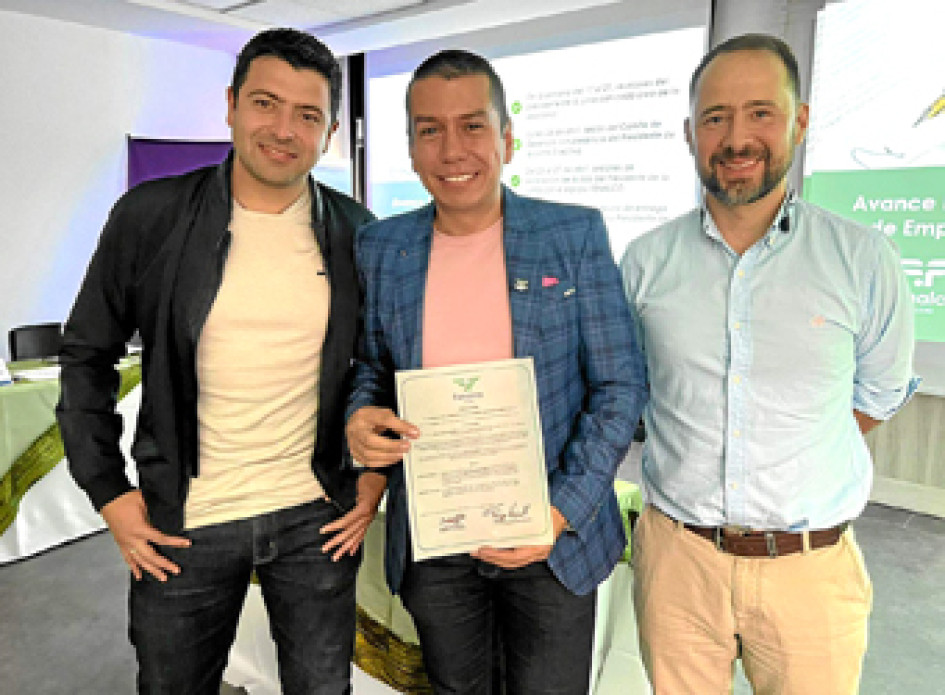 Foto | Cortesía Fenalco | LA PATRIA La Junta Directiva de Fenalco Caldas, realizó en la sesión del mes de abril, un reconocimiento especial a Juan José Silva Serna, director ejecutivo saliente de la entidad, por su aporte al gremio y por los logros alcanzados durante los dos años y cuatro meses que estuvo dirigiendo la Seccional Caldas. En la imagen: Sebastián Díaz Restrepo, presidente de la Junta Directiva; Juan José Silva Serna, director ejecutivo saliente; Felipe Mejía Moreno, vicepresidente de la Junta Directiva. Foto | Cortesía Fenalco | LA PATRIA La Junta Directiva de Fenalco Caldas, realizó en la sesión del mes de abril, un reconocimiento especial a Juan José Silva Serna, director ejecutivo saliente de la entidad, por su aporte al gremio y por los logros alcanzados durante los dos años y cuatro meses que estuvo dirigiendo la Seccional Caldas. En la imagen: Sebastián Díaz Restrepo, presidente de la Junta Directiva; Juan José Silva Serna, director ejecutivo saliente; Felipe Mejía Moreno, vicepresidente de la Junta