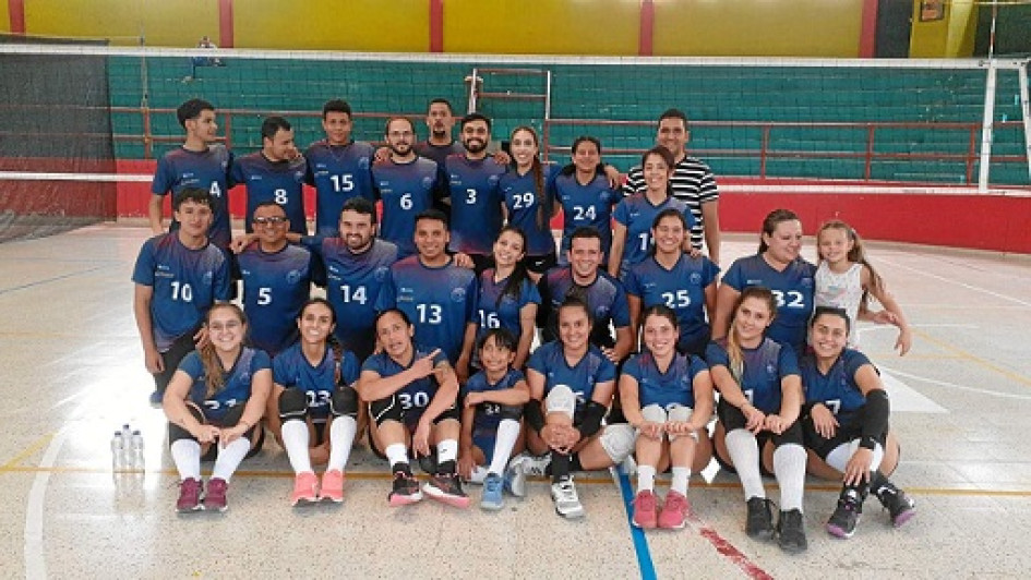 Foto | Cortesía | LA PATRIA El club de Voleyball Racing reúne estudiantes y trabajadores que practican este deporte y el próximo mes competirán en un torneo organizado por el Club Municipal de Voleyball de Pensilvania. En la imagen los jugadores en compañía del entrenador, Juan Sebastián Ramírez González. Foto | Cortesía | LA PATRIA El club de Voleyball Racing reúne estudiantes y trabajadores que practican este deporte y el próximo mes competirán en un torneo organizado por el Club Municipal de Voleyball de Pensilvania. En la imagen los jugadores en compañía del entrenador, Juan Sebastián Ramírez González.