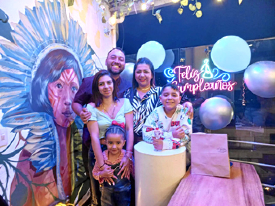 Foto | Argemiro Idárraga | LA PATRIA Fabián Cortés Molina, Vanessa Zuluaga Tabares, Sofía Zuluaga Tabares, Emmanuel Cortés Zuluaga y Salomé Cortés Zuluaga, se reunieron el el restaurante Shiraka para celebrar los 10 años de Emmanuel.