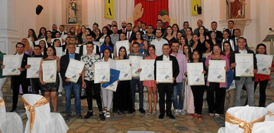 Foto | Cortesía | LA PATRIA La Universidad de Caldas, sede Anserma, realizó en el templo Santa Bárbara la ceremonia de graduación de 69 nuevos profesionales en 4 Tecnologías: finanzas, regencia de farmacia, electrónica industrial y producción agroindustrial. El acto fue presidido por el Rector de la universidad, Fabio Hernando Arias, quien felicitó a los nuevos graduandos por el título obtenido y nuevamente se refirió al compromiso de la Universidad para tener su sede en esta población. Foto | Cortesía | LA PATRIA La Universidad de Caldas, sede Anserma, realizó en el templo Santa Bárbara la ceremonia de graduación de 69 nuevos profesionales en 4 Tecnologías: finanzas, regencia de farmacia, electrónica industrial y producción agroindustrial. El acto fue presidido por el Rector de la universidad, Fabio Hernando Arias, quien felicitó a los nuevos graduandos por el título obtenido y nuevamente se refirió al compromiso de la Universidad para tener su sede en esta población.