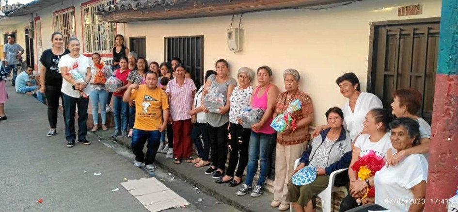 Foto | Cortesía | LA PATRIA La junta de acción comunal del Barrio de Occidente, en Anserma, convocó a todas las madres para una tarde recreativa y de entrega de detalles. Los líderes comunales desarrollaron esta actividad en la calle del barrio que contó con la asistencia de gran número de mujeres, especialmente cabeza de familia que disfrutaron de una tarde de esparcimiento y de paso recibieron su regalo. Foto | Cortesía | LA PATRIA La junta de acción comunal del Barrio de Occidente, en Anserma, convocó a todas las madres para una tarde recreativa y de entrega de detalles. Los líderes comunales desarrollaron esta actividad en la calle del barrio que contó con la asistencia de gran número de mujeres, especialmente cabeza de familia que disfrutaron de una tarde de esparcimiento y de paso recibieron su regalo.