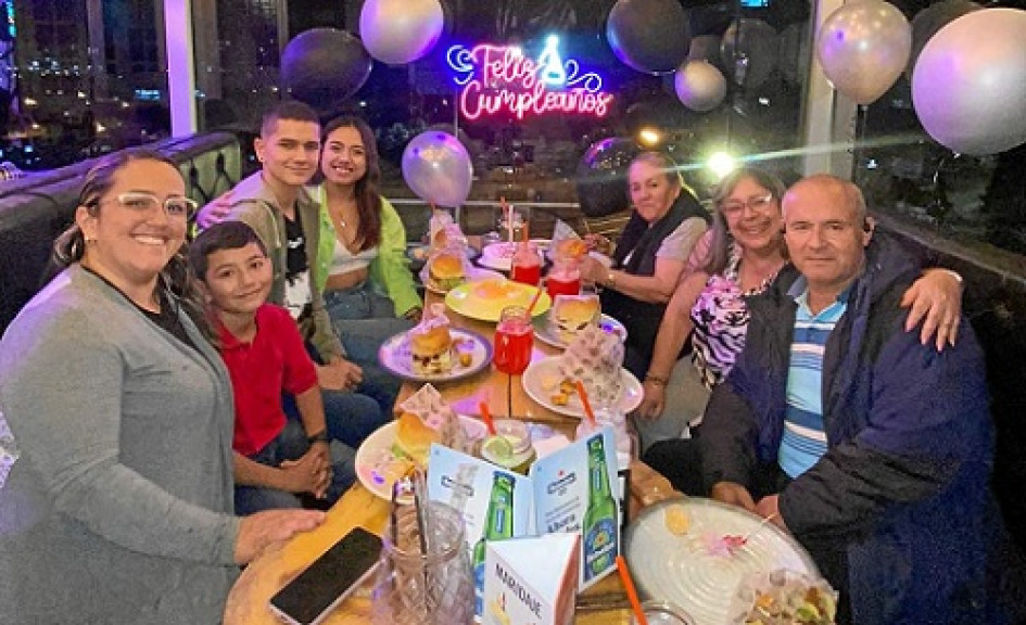 Fotos | Cortesía | LA PATRIA Con una cena, la familia de Samuel Trujillo celebró su cumpleaños en el restaurante la Shiraka. En la foto de izquierda a derecha: Yenny Machuca, Ian Herrera, Samuel Trujillo, Laura Lotero, Miriam Boada, Adriana Rincón y Jairo Pineda