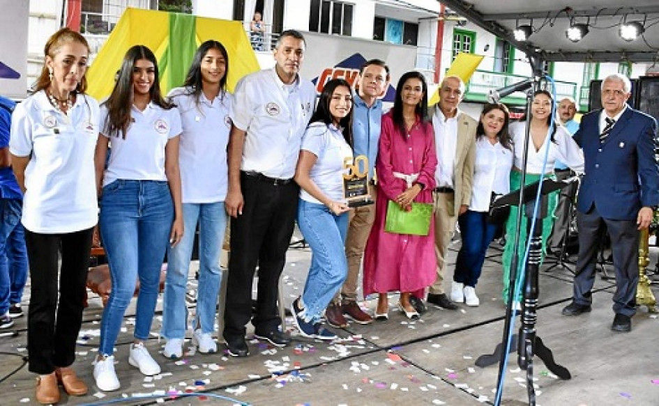 Foto | Cortesía | Cámara de Comercio | LA PATRIA La empresa riosuceña Ceveco S.A.S. celebró sus 50 años de servicios enfocados al bienestar, desarrollo y la transformación de la región por medio de la venta de muebles, electrodomésticos y tecnología. La Cámara de Comercio de Manizales por Caldas le entregó un reconocimiento por sus cinco décadas de labores. En la imagen: Miryam Yudy Echeverri Aubad, Juanita Echeverri, María Paz Echeverri, David Echeverri Aubad, gerente comercial y representante legal de Ceveco; Laura Daniela Echeverri Díaz, gerente administrativa; Juan Felipe Vanegas Marín, Lina María Ramírez, presidenta ejecutiva de la Cámara de Comercio de Manizales por Caldas; Juan Carlos Echeverri Aubad, Luz Elena Gómez, Sara Echeverri y César Augusto Echeverri Aubad, gerente financiero. Foto | Cortesía | Cámara de Comercio | LA PATRIA La empresa riosuceña Ceveco S.A.S. celebró sus 50 años de servicios enfocados al bienestar, desarrollo y la transformación de la región por medio de la venta de muebles, electrodomésticos y tecnología. La Cámara de Comercio de Manizales por Caldas le entregó un reconocimiento por sus cinco décadas de labores. En la imagen: Miryam Yudy Echeverri Aubad, Juanita Echeverri, María Paz Echeverri, David Echeverri Aubad, gerente comercial y representante legal de Cev