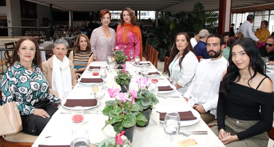 Fotos | Argemiro Idárraga | LA PATRIA Esperanza Arboleda Montoya, Alicia Montoya Giraldo, Martha Montoya Giraldo, Adriana Rivera Montoya, Margarita Montoya Giraldo, Elsa Arboleda Montoya, Santiago Escobar Arboleda y Salomé Ramos Arboleda. Fotos | Argemiro Idárraga | LA PATRIA Esperanza Arboleda Montoya, Alicia Montoya Giraldo, Martha Montoya Giraldo, Adriana Rivera Montoya, Margarita Montoya Giraldo, Elsa Arboleda Montoya, Santiago Escobar Arboleda y Salomé Ramos Arboleda.