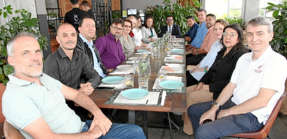 Foto | Argemiro Idárraga | LA PATRIA Directivos de la Alianza Francesa de varias regiones del país se reunieron en el restaurante Bretton para disfrutar de un almuerzo. En la imagen: Yann Lapoirie, director sede Medellín; Gael Durán, director sede Pereira; Carlos Varón, director sede Santa Marta; Sylvain Pradeilles, director sede Bogotá; Cristina Moreno, consejo directivo de Manizales; Eleanor Dyer, consejo directivo de Manizales; Helene Merlette, docente de Manizales; Marcela Echeverri, directora sede Manizales; Carlos Arturo Gallego Marín, vicepresidente Manizales; Javier Bustos, director sede Cúcuta; David Siegrist, director sede Cartagena; César Duarte Duarte, director sede Armenia; Katerine Christope, directora sede Barranquilla; Amparo Caballero, directora sede Bucaramanga, y Alexandre Martínez, director sede Cali. Foto | Argemiro Idárraga | LA PATRIA Directivos de la Alianza Francesa de varias regiones del país se reunieron en el restaurante Bretton para disfrutar de un almuerzo. En la imagen: Yann Lapoirie, director sede Medellín; Gael Durán, director sede Pereira; Carlos Varón, director sede Santa Marta; Sylvain Pradeilles, director sede Bogotá; Cristina Moreno, consejo directivo de Manizales; Eleanor Dyer, consejo directivo de Manizales; Helene Merlette, docente de Manizales; Marcela Echeverri, directora sede Mani