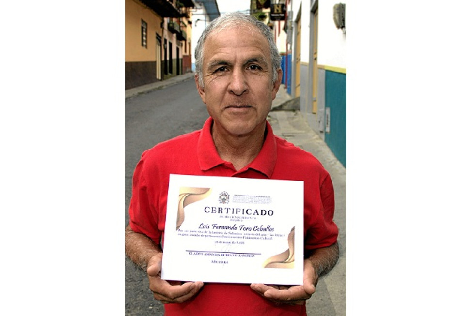 Foto | Luis Fernando Rodríguez García | LA PATRIA Fernando Toro Ceballos recibió un reconocimiento de la Institución Educativa Pío XII de Salamina por ser parte viva de la historia de este municipio caldense a través del arte, las letras y su gran sentido de pertenencia hacia el patrimonio cultural de su tierra natal. Foto | Luis Fernando Rodríguez García | LA PATRIA Fernando Toro Ceballos recibió un reconocimiento de la Institución Educativa Pío XII de Salamina por ser parte viva de la historia de este municipio caldense a través del arte, las letras y su gran sentido de pertenencia hacia el patrimonio cultural de su tierra natal.