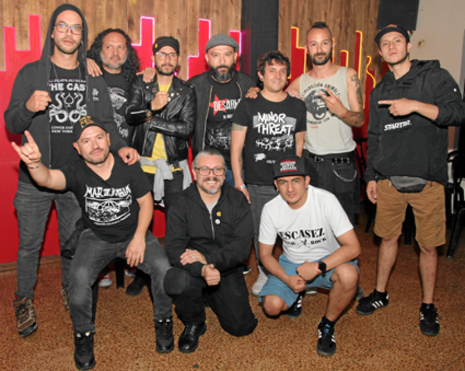 Foto | Argemiro Idárraga | LA PATRIA Desarme, banda bogotana de punk rock, celebró sus 30 años de vida artística en Atardeceres de Chipre. Se presentó junto a Los Zánganos. Mario Suárez, Diego León, Raúl Casas, Juan Gómez, Julián Aranguren, Jorge Marulanda y Pablo Bernal. Abajo: Andrés Murcia, Daniel Mora y Juanma Sandoval. Foto | Argemiro Idárraga | LA PATRIA Desarme, banda bogotana de punk rock, celebró sus 30 años de vida artística en Atardeceres de Chipre. Se presentó junto a Los Zánganos. Mario Suárez, Diego León, Raúl Casas, Juan Gómez, Julián Aranguren, Jorge Marulanda y Pablo Bernal. Abajo: Andrés Murcia, Daniel Mora y Juanma Sandoval.